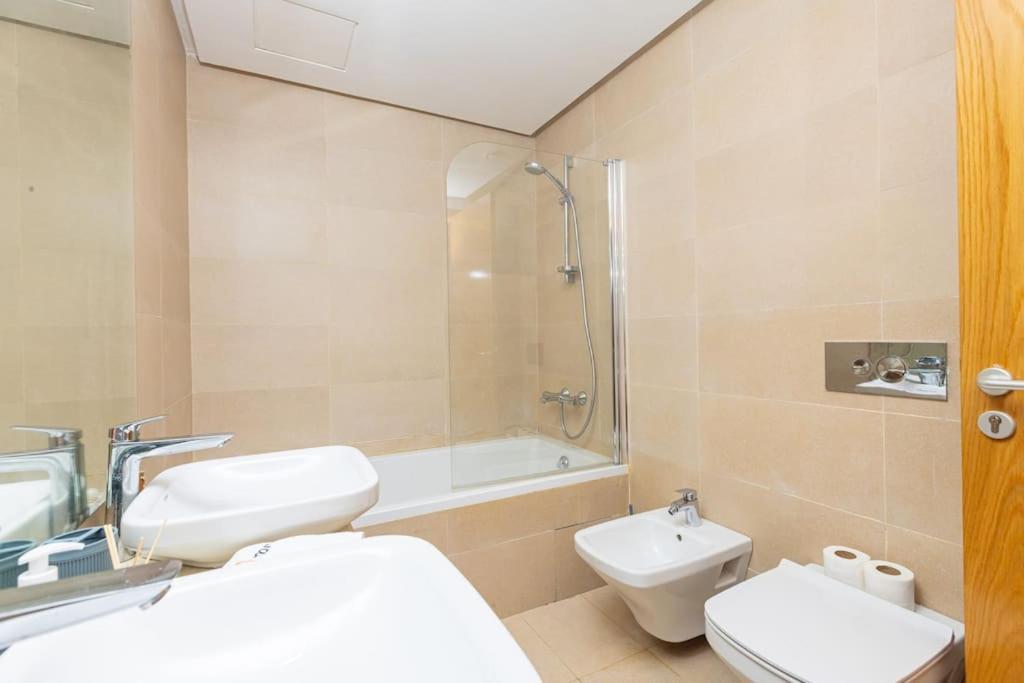 Appartamento Modern 2Br Retreat In Marina Sale Luxury Living Hajja Esterno foto