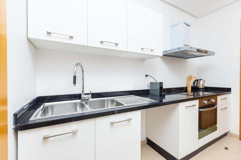 Appartamento Modern 2Br Retreat In Marina Sale Luxury Living Hajja Esterno foto
