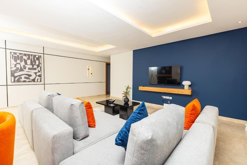 Appartamento Modern 2Br Retreat In Marina Sale Luxury Living Hajja Esterno foto