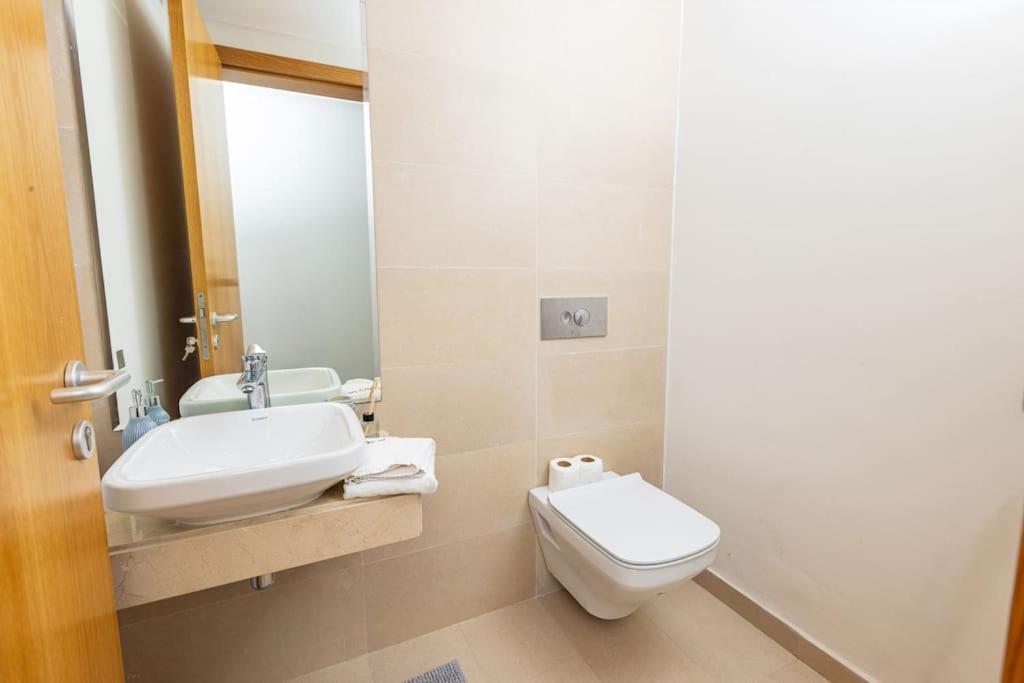 Appartamento Modern 2Br Retreat In Marina Sale Luxury Living Hajja Esterno foto