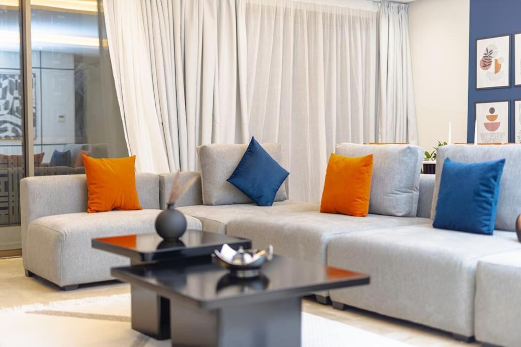 Appartamento Modern 2Br Retreat In Marina Sale Luxury Living Hajja Esterno foto