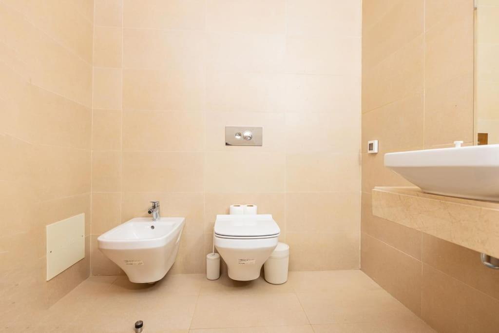 Appartamento Modern 2Br Retreat In Marina Sale Luxury Living Hajja Esterno foto