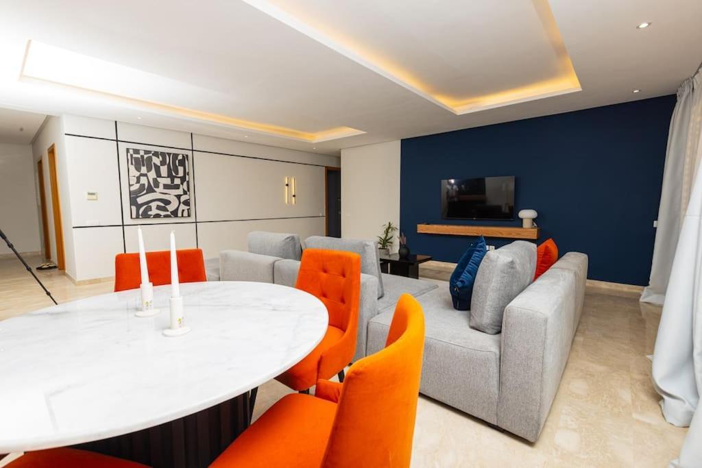 Appartamento Modern 2Br Retreat In Marina Sale Luxury Living Hajja Esterno foto