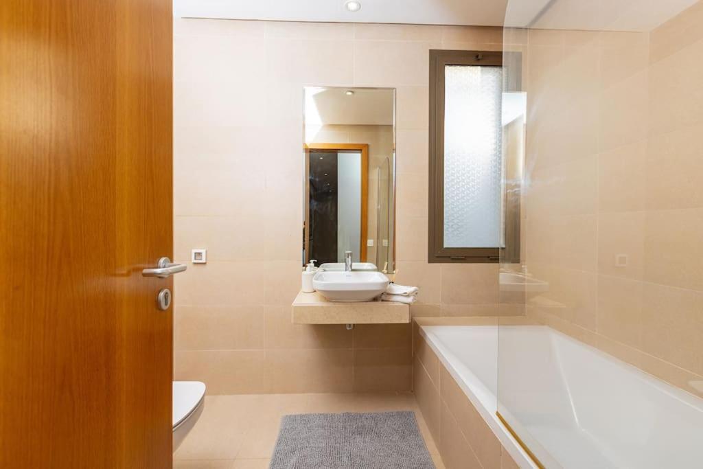 Appartamento Modern 2Br Retreat In Marina Sale Luxury Living Hajja Esterno foto
